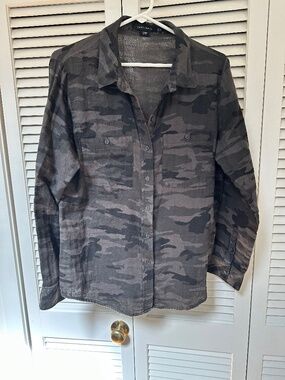 Sanctuary Tomboy Cotton Button Down Shirt Dark Camo Print Large